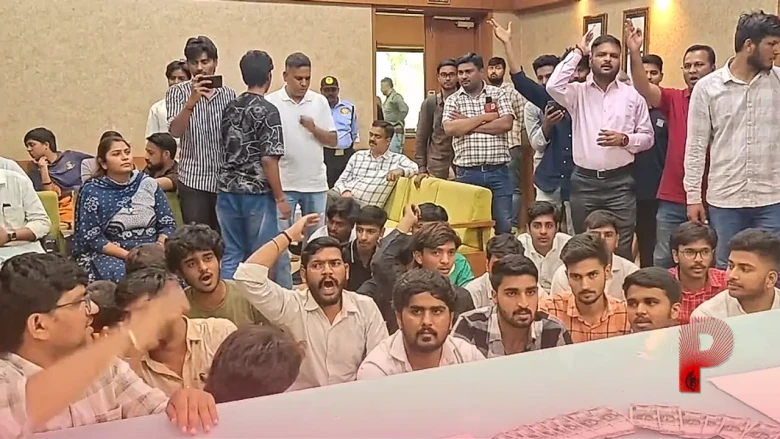 गुजरात यूनिवर्सिटी घोटाला: एनएसयूआई कार्यकर्ताओं ने तोड़ा रजिस्ट्रार का दरवाजा, पूर्व कुलपति पर लगे गंभीर आरोप