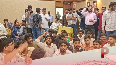 गुजरात यूनिवर्सिटी घोटाला: एनएसयूआई कार्यकर्ताओं ने तोड़ा रजिस्ट्रार का दरवाजा, पूर्व कुलपति पर लगे गंभीर आरोप