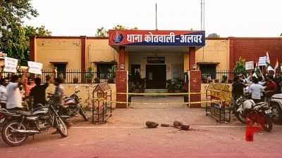 अलवर में खौफनाक वारदात: पुलिस थाने के बाहर युवक की पत्थर से पीटकर हत्या, भारी आक्रोश के बीच प्रदर्शन