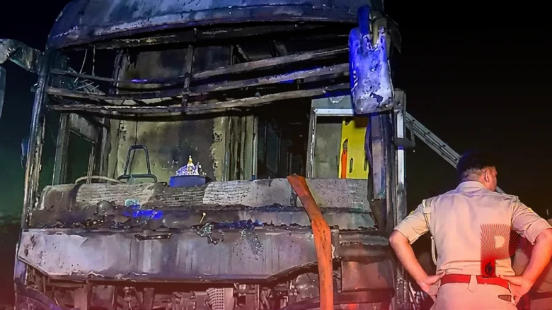 ग्रेटर नोएडा में यमुना एक्सप्रेसवे पर भीषण हादसा, चलती स्लीपर बस में लगी आग से 8 यात्रियों की मौत