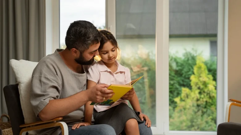 बच्चे का आत्मविश्वास बढ़ाने के लिए अपनाएं ये आसान पेरेंटिंग टिप्स, झिझक होगी दूर