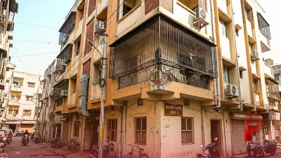 सूरत: चोरी करने घुसे चोर खुद ही फंसे, निकलने का रास्ता भूले तो मांगी मदद