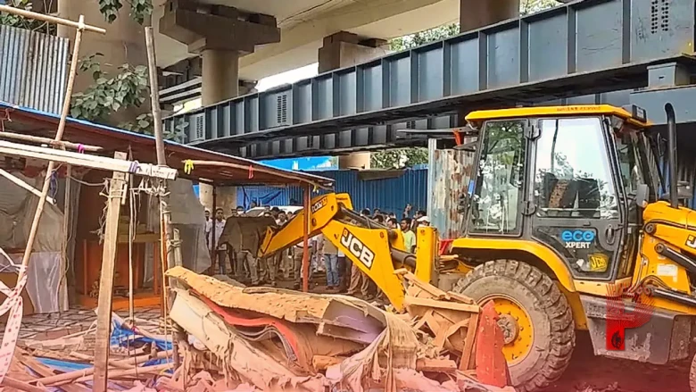 मुंबई के गोरेगांव में जहरीली गैस से दो युवाओं की मौत के बाद बीएमसी का बड़ा एक्शन, अवैध निर्माण पर चला बुलडोजर