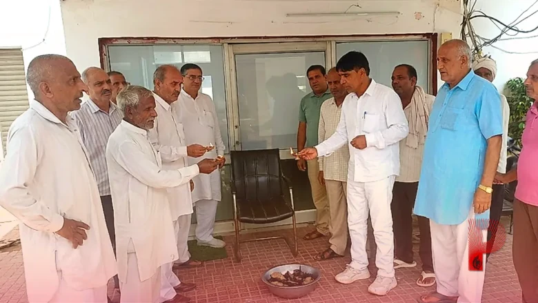 सोनीपत में सड़क निर्माण से नाराज ग्रामीणों का अनोखा विरोध, दफ्तर में खाली कुर्सी की उतारी आरती