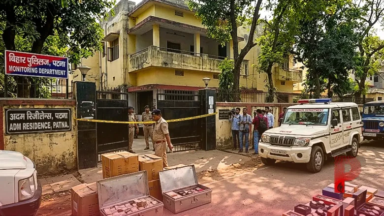 पटना: ADM रविंद्र कुमार दिवाकर के घर पर निगरानी विभाग का छापा, 70 लाख नकद और 48 घड़ियां बरामद