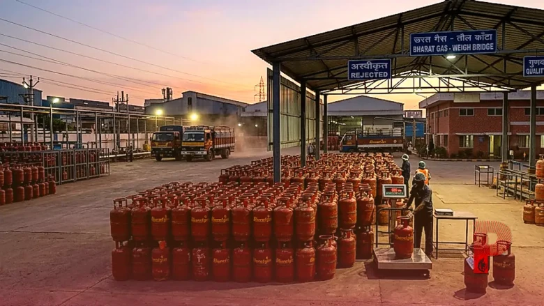 कर्नाटक में LPG सिलेंडरों की हेराफेरी का भंडाफोड़, हर 4 में से 1 सिलेंडर में कम मिली गैस