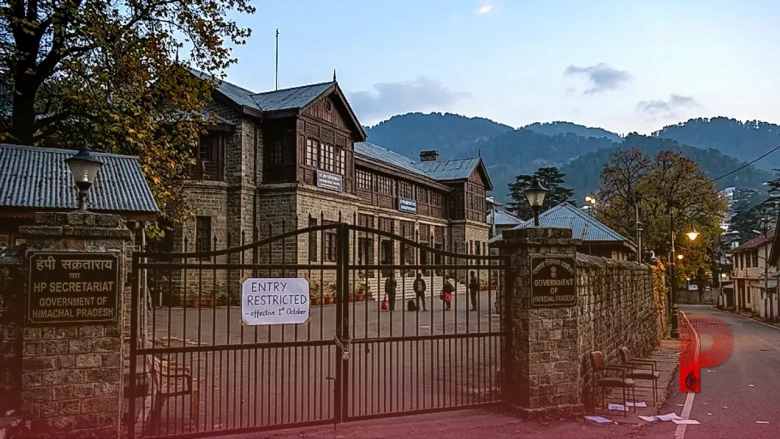हिमाचल प्रदेश: 13 साल से सेवा दे रहे 160 आउटसोर्स कर्मचारियों की नौकरी पर खतरा, 1 अक्टूबर से दफ्तर आने पर लगी रोक