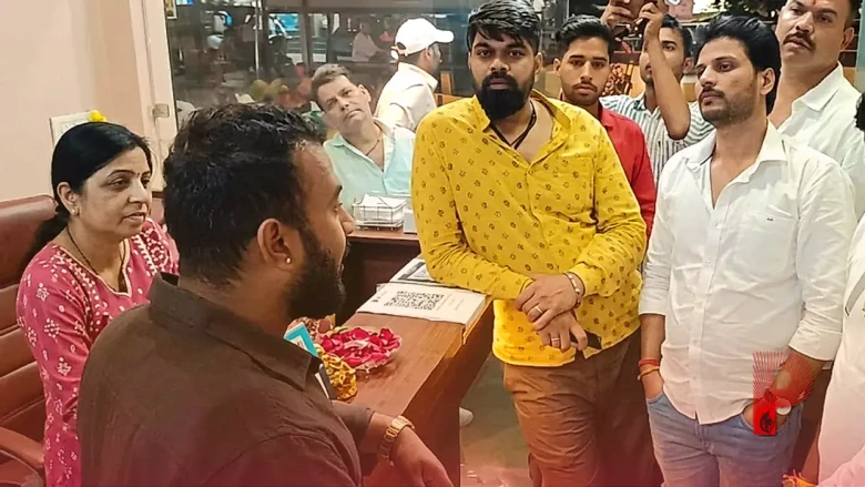 उज्जैन में गरबा पर बवाल: पेड एंट्री का विरोध, हिंदू संगठनों ने फाड़े पोस्टर और बैनर