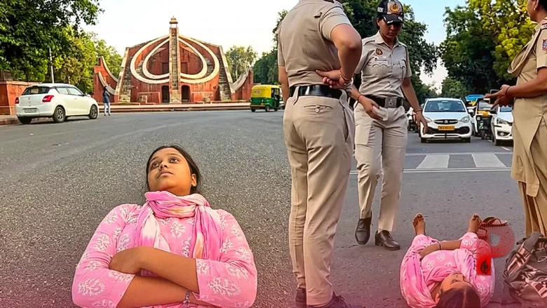 दिल्ली: जंतर-मंतर पर सड़क पर लेटी महिला, पुलिस से बोली- 'विजय थलपति को बुलाओ, उन्हें गले लगाना है'