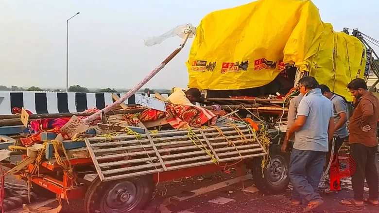 महाराष्ट्र के समृद्धि महामार्ग पर बड़ा हादसा, ट्रक और पिकअप वैन की टक्कर में 5 लोगों ने गंवाई जान