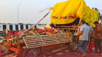 महाराष्ट्र के समृद्धि महामार्ग पर बड़ा हादसा, ट्रक और पिकअप वैन की टक्कर में 5 लोगों ने गंवाई जान