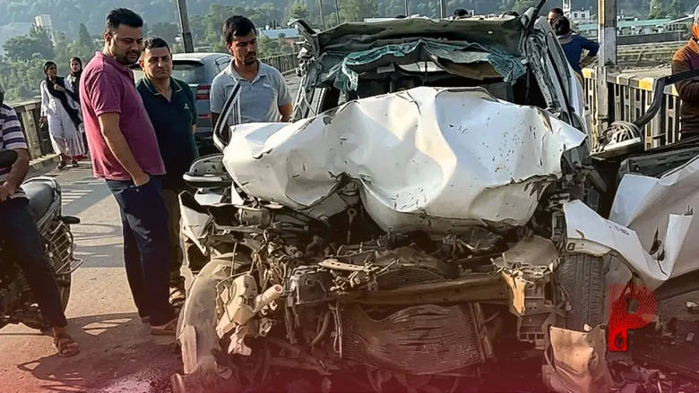 हिमाचल प्रदेश में सड़क हादसों का कहर: सिरमौर में भीषण टक्कर में 3 की मौत, कुल्लू में बस पलटी