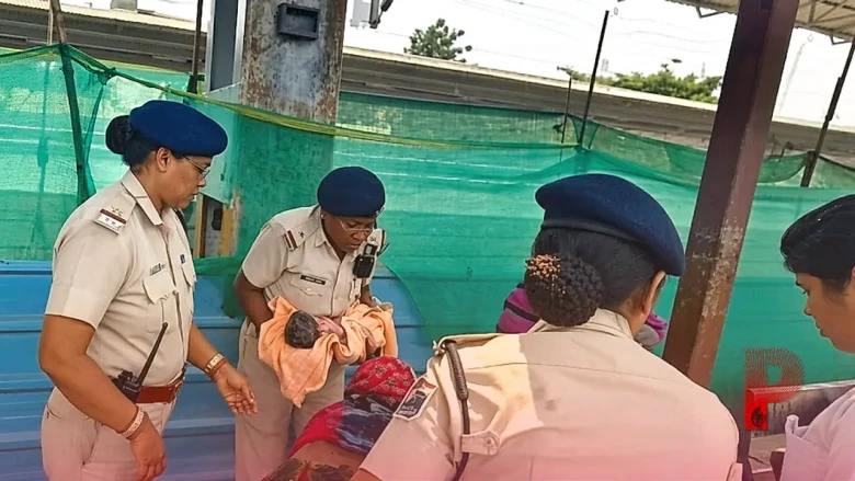 भुवनेश्वर रेलवे स्टेशन पर गूंजी किलकारी, प्रसव पीड़ा से जूझ रही महिला की RPF ने की मदद