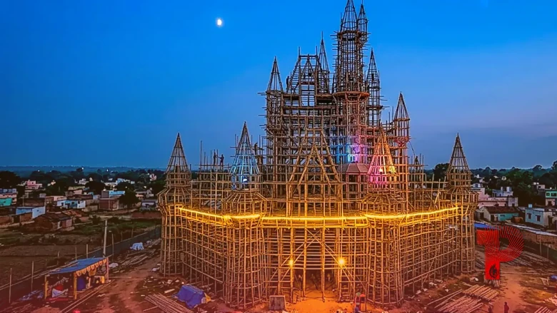 पलामू में अनोखी दुर्गा पूजा: 110 फीट ऊंचा सिंड्रेला कैसल बनेगा आकर्षण का केंद्र, खर्च होंगे 20 लाख