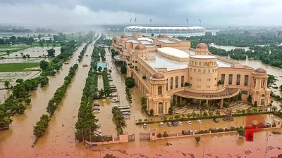 लखनऊ में गोमती नदी का रौद्र रूप: इकाना स्टेडियम और पलासियो मॉल तक पहुंचा बाढ़ का पानी