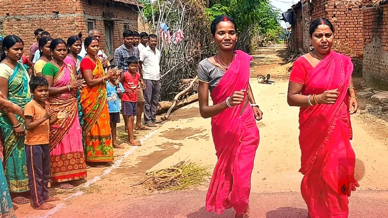 साड़ी पहनकर लगाई दौड़: रामगढ़ में सुनीता और जागेश्वरी के जज्बे ने हर किसी को हैरान किया