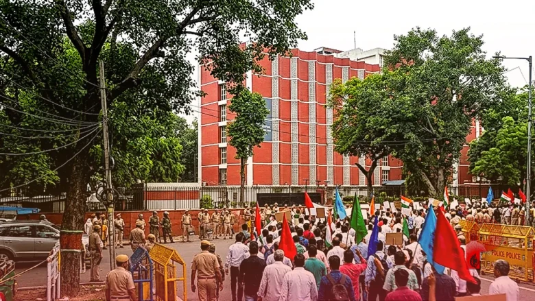 मुख्य चुनाव आयुक्त ज्ञानेश कुमार के खिलाफ इंडिया गठबंधन का हल्ला बोल, संसद से निर्वाचन सदन तक मार्च