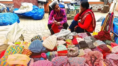नैनीताल में बदलते मौसम के साथ बढ़ी हाथ से बुनी टोपियों की मांग, सैलानियों को लुभा रहा पहाड़ी महिलाओं का हुनर