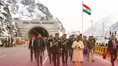 बर्फबारी के बीच अटल टनल पहुंचीं राष्ट्रपति द्रौपदी मुर्मू, लॉन्ग वूलन कोट में दिखा खास अंदाज