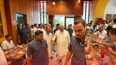 दिल्ली के 'सागर रत्ना' में लंच डिप्लोमेसी: 45 FIR और चुनाव आयोग से तकरार के बीच राहुल गांधी की नई रणनीति?