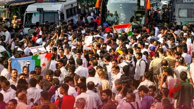 दिल्ली में विरोध प्रदर्शन: जंतर-मंतर जाने के दौरान बसों पर चढ़े कांग्रेसी नेता, राहुल गांधी को हिरासत में लेने की कोशिश