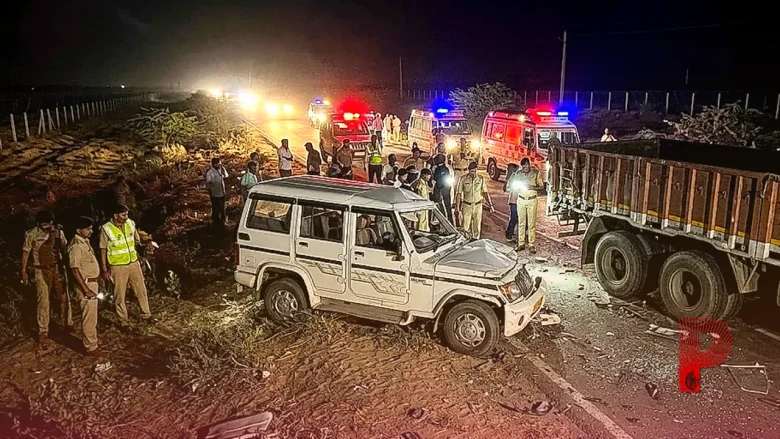 गुजरात के खावड़ा सोलर पार्क में भीषण सड़क हादसा, बोलेरो और ट्रेलर की टक्कर में 7 की मौत