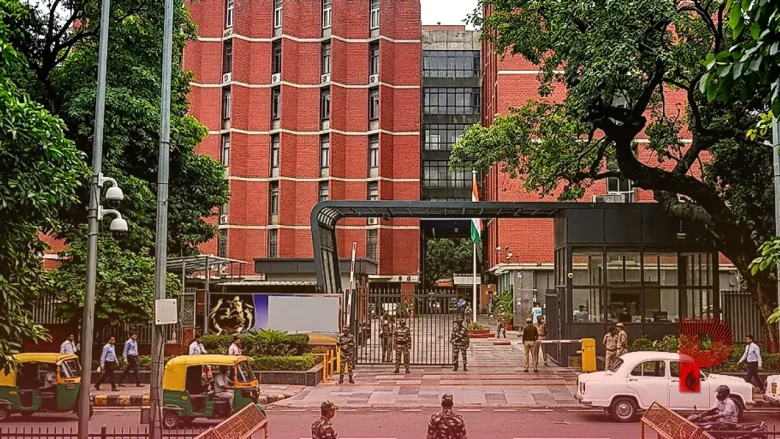 चुनाव आयोग के समर्थन में लामबंद हुए 124 पूर्व अधिकारी, धांधली के बेबुनियाद आरोपों पर जताई चिंता
