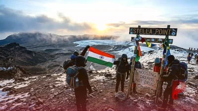 पिता के निधन के बाद IAS सोनल गोयल ने किलिमंजारो पर फहराया तिरंगा, नशा छोड़ सपने चुनने का दिया संदेश