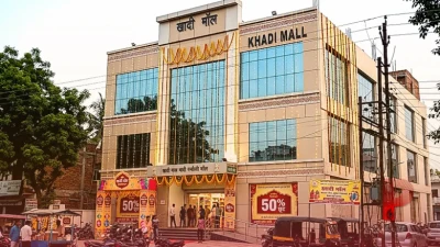 मुजफ्फरपुर के खादी मॉल में त्योहारों की धूम, कपड़ों की खरीदारी पर मिल रही है 50 प्रतिशत तक की छूट