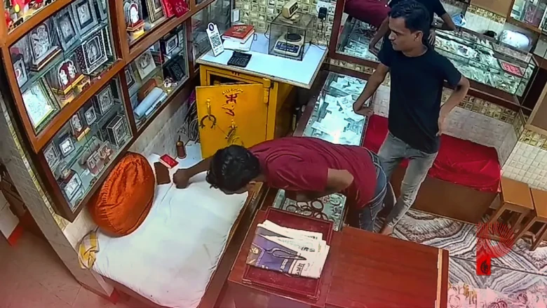 पानागढ़ बाजार की आभूषण दुकान में दिनदहाड़े मोबाइल चोरी, सीसीटीवी में कैद हुई दो युवकों की करतूत