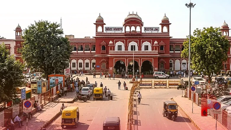 कोटा रेलवे स्टेशन पर सख्ती: नियमों को ताक पर रखने वालों पर गिरी गाज, सितंबर में वसूला 10 लाख से ज्यादा जुर्माना