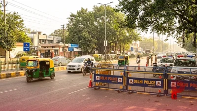 आर्मी अफसर की वर्दी दिखा दिल्ली पुलिस को नसीहत देने वाली महिला का वीडियो वायरल, सोशल मीडिया पर छिड़ी बहस