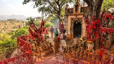 तेलंगाना का रहस्यमयी नाग देवता मंदिर: जहां सैकड़ों नाग प्रतिमाएं और लाल पोटलियां पूरी करती हैं भक्तों की मुरादें