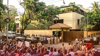 84वें जन्मदिन पर प्रशंसकों के लिए अमिताभ बच्चन का खास अंदाज, 'जलसा' के बाहर लगा प्रशंसकों का तांता