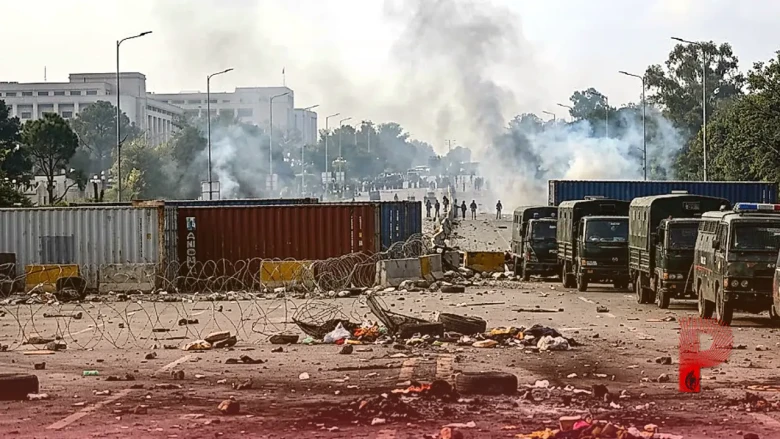 पाकिस्तान में जारी है भारी सियासी घमासान, इमरान खान के समर्थकों और पुलिस के बीच खूनी संघर्ष