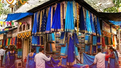 नवरात्रि के चौथे दिन पहनें नीले रंग की साड़ियाँ, बॉलीवुड अभिनेत्रियों के इन लुक्स से लें फैशन इंस्पिरेशन