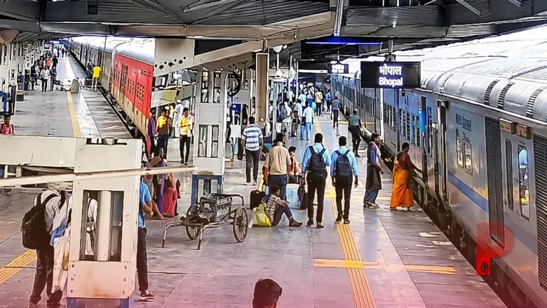 भोपाल रेलवे स्टेशन पर चलती ट्रेन से उतरने की कोशिश में फंसी मां-बेटी, आरपीएफ जवान की तत्परता ने बचाई जान