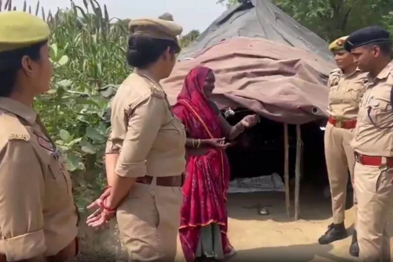 आगरा में पुलिस का मानवीय चेहरा: जंगल में बासी रोटी खा रही बुजुर्ग को देख पसीजा ACP का दिल