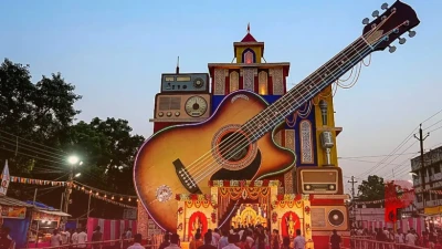 झुमरीतिलैया में गिटार के आकार का भव्य दुर्गा पंडाल, रेडियो के सुनहरे दौर की यादें हुईं ताजा
