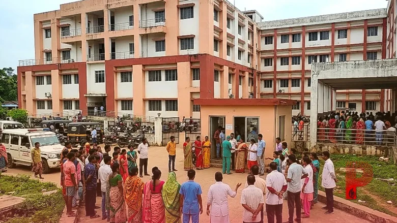 ओडिशा: सांप के काटने पर जिंदा कोबरा लेकर अस्पताल पहुंची युवती, बारीपदा के मेडिकल कॉलेज में मचा हड़कंप