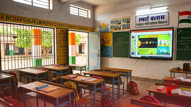 डिजिटल युग में पलामू की बेटियों की नई उड़ान, केजी स्कूल में स्मार्ट क्लास से बदल रही शिक्षा की तस्वीर