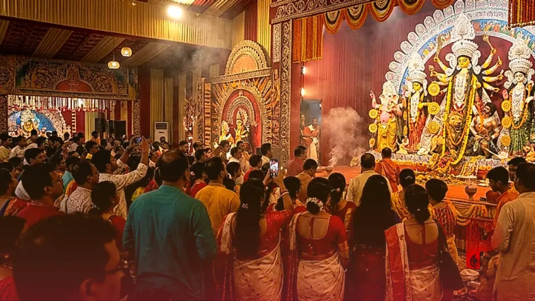 काजोल के दुर्गा पंडाल में धुनुची नृत्य के दौरान महिला पर आईं माता, वायरल वीडियो ने खींचा ध्यान