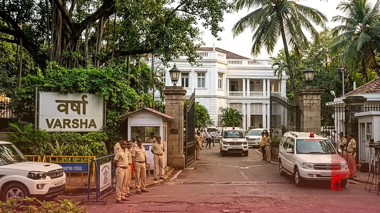बेटे टाइगर श्रॉफ पर हमले के बाद सार्वजनिक कार्यक्रम में दिखे जैकी श्रॉफ, मुख्यमंत्री देवेंद्र फडणवीस से हुई मुलाकात