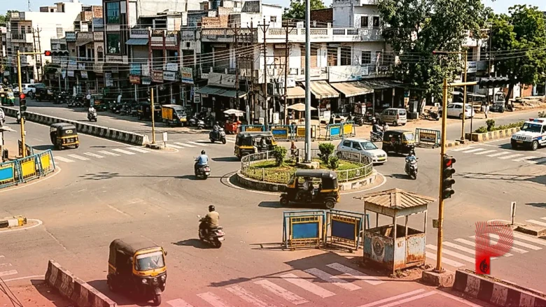 सुप्रीम कोर्ट के वकील से बने पुलिस अधिकारी, छतरपुर में ट्रैफिक सुधार के लिए चर्चा में आए बृहस्पति साकेत