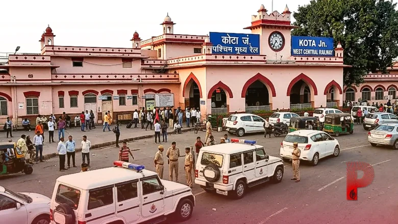 टाइगर श्रॉफ पर फायरिंग के आरोपियों की गिरफ्तारी का वीडियो आया सामने, कोटा रेलवे स्टेशन पर दबोचे गए