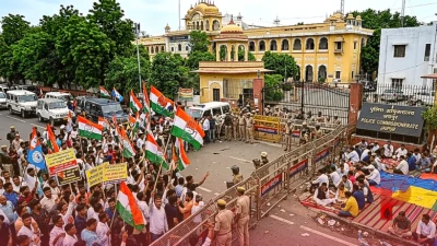 जयपुर में रितु बराला मामले पर बवाल, पुलिस कमिश्नरेट के बाहर 12 घंटे से कांग्रेस का प्रदर्शन जारी
