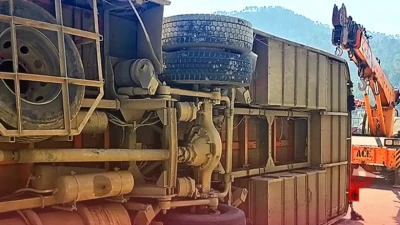 उधमपुर सड़क हादसा: गहरी खाई में गिरी बस, दो यात्रियों की दर्दनाक मौत और 15 लोग घायल