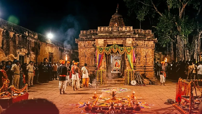 बस्तर दशहरा की रहस्यमयी निशा जात्रा: 600 साल से क्यों दी जा रही है 11 बकरों की बलि