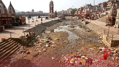 हरिद्वीर की हर की पौड़ी में गंगनहर की बंदी से सूखा जलप्रवाह, घाटों पर उभरा प्लास्टिक और फटे कपड़ों का अंबार