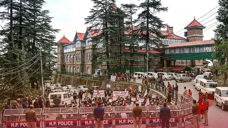 शिमला में प्रदर्शनकारियों पर मेहरबान हुए मंत्री अनिरुद्ध सिंह, सवर्ण आयोग की मांग और यूजीसी नियमों पर बढ़ा सियासी पारा